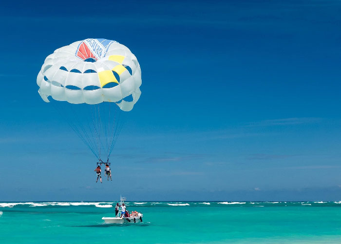 Parasailing in Dubai